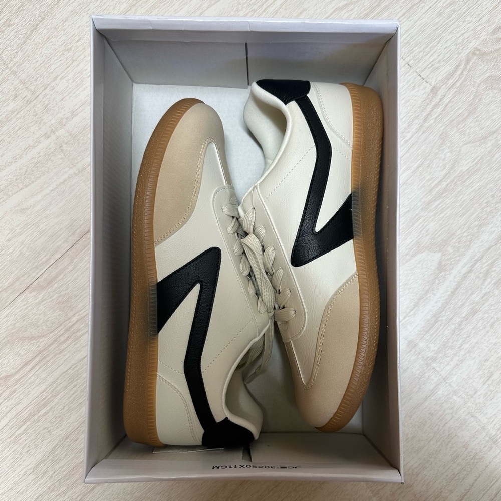 Dolce Vita Cream, Black & Gum Retro Court Sneakers
